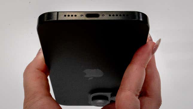 Imagen para el artículo titulado Práctica: el iPhone 15 de Apple finalmente se siente como una actualización