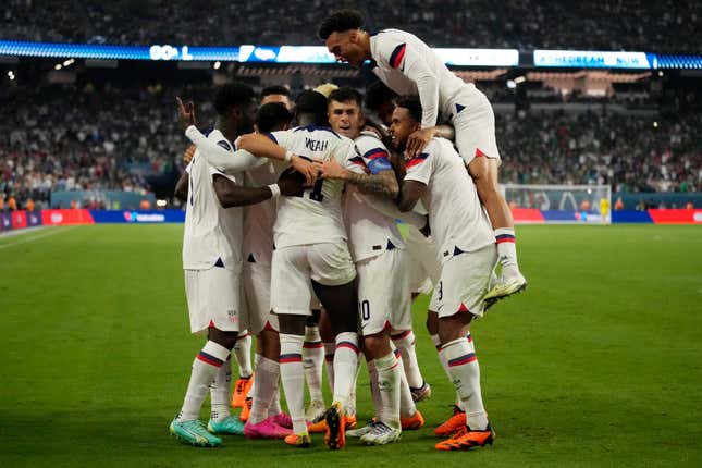 USA vs. Mexico, World Cup qualifying: American men's soccer team beats El  Tri dos a cero.