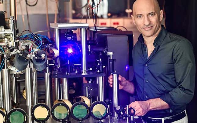 Imagen del físico Jeff Steinhauer junto a una instalación de laboratorio para estudiar agujeros negros.