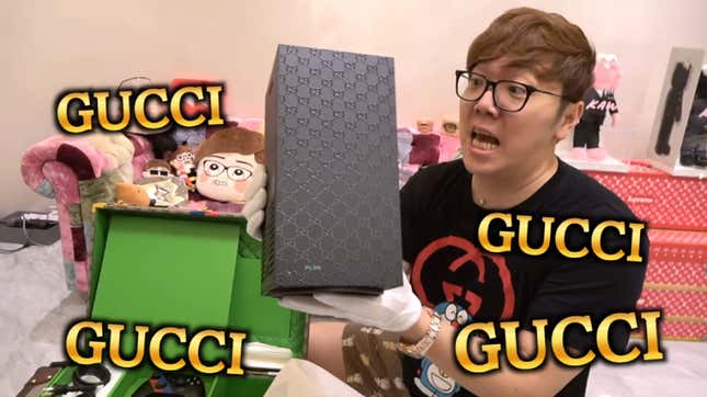 Hikakin holds the Gucci branded Xbox, and the words "Gucci" repeatedly appear on the screen. 