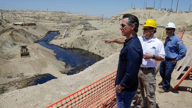 El gobernador de California, Gavin Newsom, siendo informado por Jason Marshall, del Departamento de Conservación de California, División de Petróleo y Gas, centro; y Billy  Lacobie, de Chevron, el 24 de julio, 2019. 