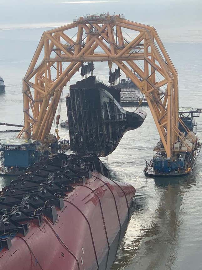 Image for article titled A Chain Just Cut Through A Capsized Cargo Ship Filled With Cars And The Process Is Fascinating (UPDATE W/VIDEO)