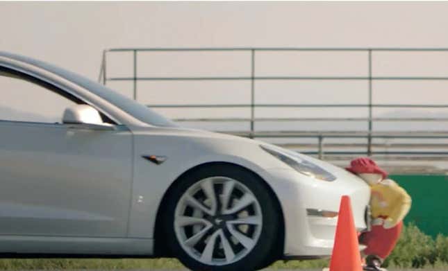 Imagen para el artículo titulado En este vídeo el Autopilot de Tesla atropella a un maniquí infantil repetidamente