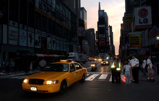 Image for article titled What New York looked like without electricity in 2003