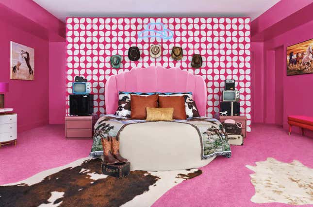 Imagen para el artículo titulado ¿Has soñado alguna vez vivir en la mansión de Barbie? Esto es lo más cerca que puedes estar de hacerlo
