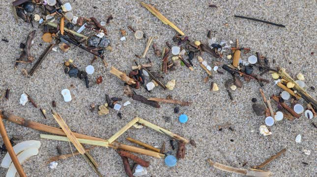 Pequeñas partículas de plástico fueron arrastradas por las aguas del Mar del Norte en la playa de la costa oeste en Thy National Park en Dinamarca el 2 de febrero 2023. Foto: Patrick Pleul/picture-alliance/dpa (AP)