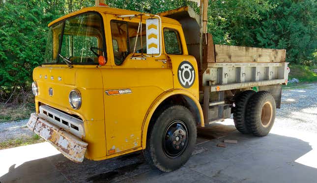 Image for article titled Here's What Those Big 'Bulbs' On Semi Trucks Are