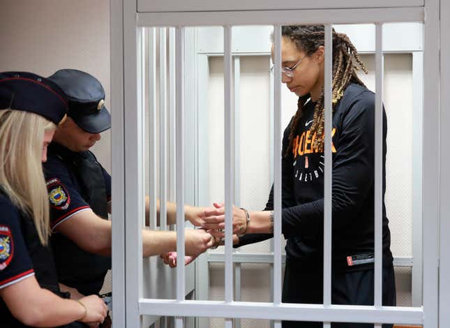 Brittney Griner (r.)