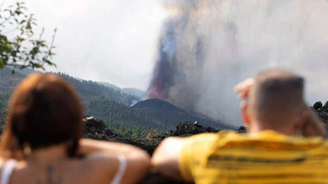 Image for article titled The Canary Island’s Explosive Volcanic Eruption in 6 Photos