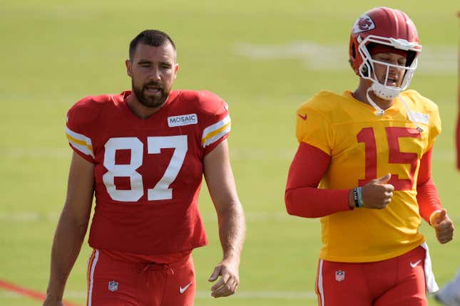 WATCH: Chiefs practice double-pass play at training camp