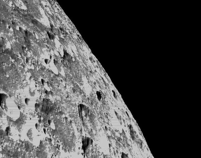 Imagen para el artículo titulado La NASA envía las primeras imágenes de la superficie lunar tomadas por Orión