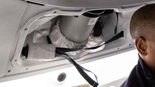 Imagen para el artículo titulado El curioso detalle que ha añadido SpaceX al "baño" de la nave Crew Dragon