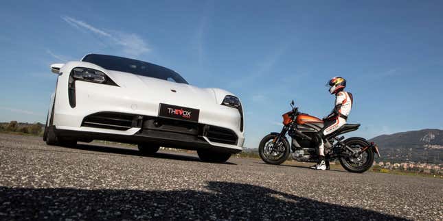 Imagen para el artículo titulado La carrera entre un Porsche Taycan Turbo y una Harley-Davidson LiveWire arroja un claro ganador