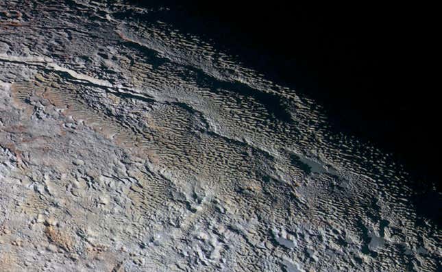 El terreno afilado de Plutón.
Imagen: NASA/JHUAPL/SWRI