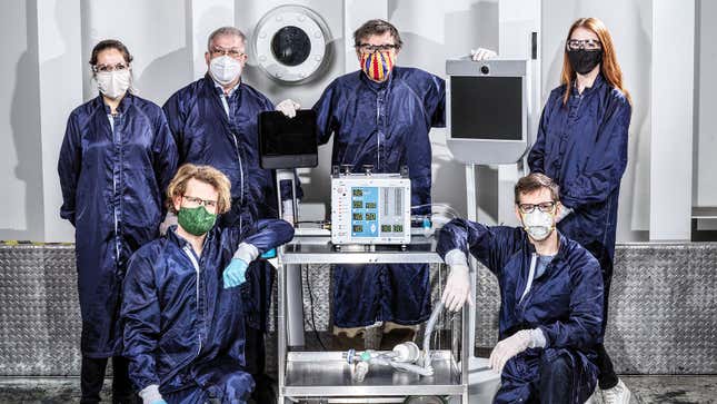 Seis miembros de las docenas de ingenieros involucrados en la creación de VITAL, un nuevo respirador para ayudar a los pacientes de covid-19.
