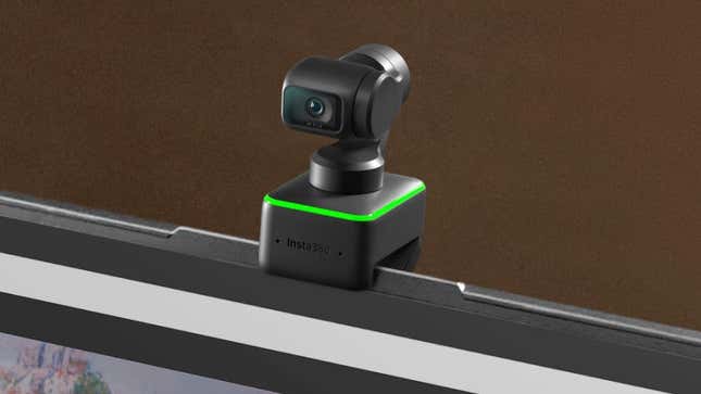 Imagen para el artículo titulado La nueva webcam 4K de Insta360 te sigue por la habitación y es capaz de mostrar lo que tienes en tu escritorio