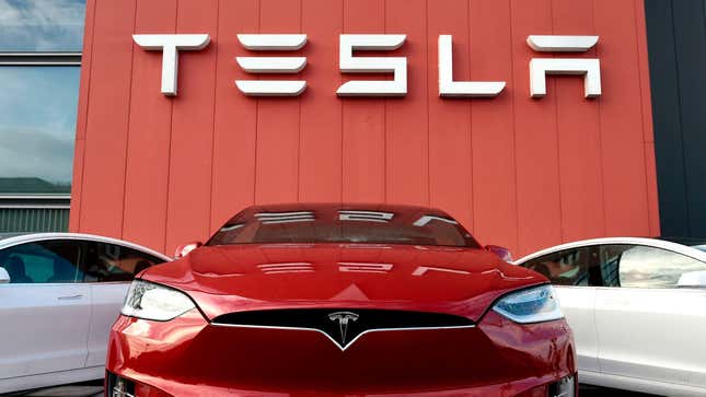 Imagen para el artículo titulado Tesla actualiza por fin la conducción autónoma total, pero dice que puede fallar en el peor momento