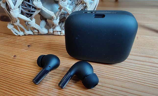 Imagen para el artículo titulado Los OnePlus Buds Pro son una copia perfecta y más barata de los AirPods Pro (en lo bueno y en lo malo)