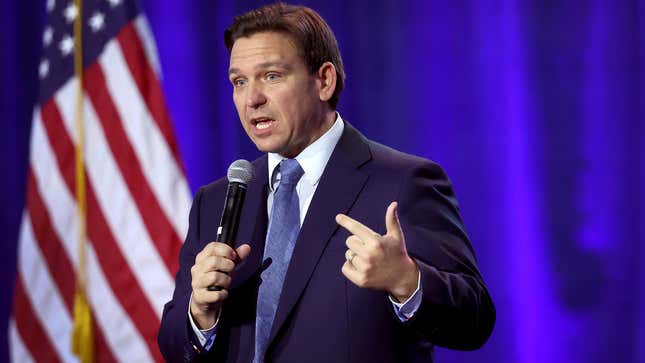 Image for article titled Human Rights Organization Accuses Ron DeSantis Of Subjecting Migrants To One Of His Speeches
