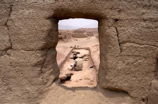 Imagen para el artículo titulado Descubren una momia de 1.200 años de un joven atado con una cuerda