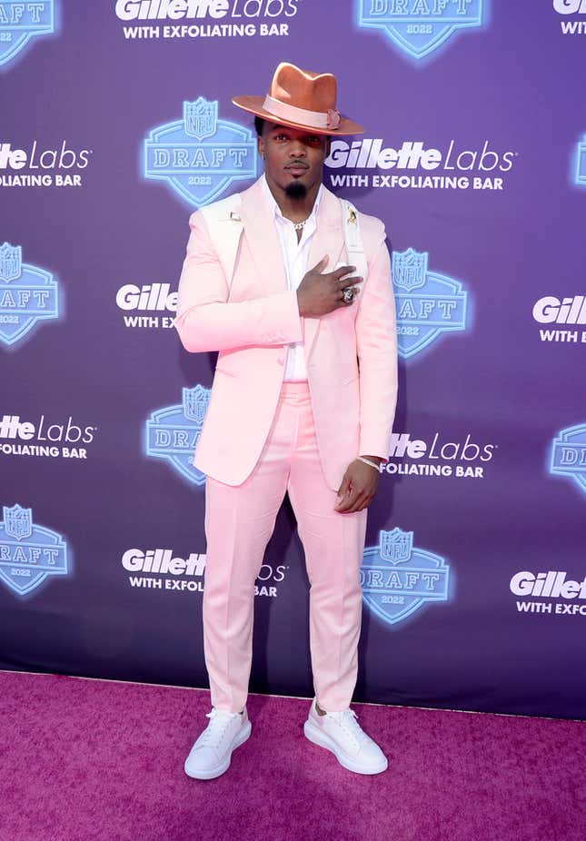 NFL draft drama: Players get picky with suits they wear when selected