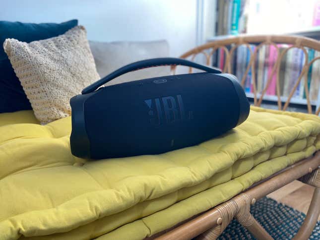El altavoz JBL Boombox 3 debería estar en todas las listas de los equipos para el aire libre