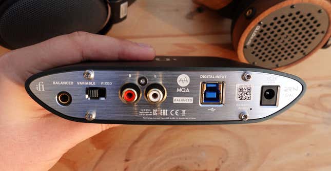 En su parte trasera incluye otro puerto balanceado (4.4mm), RCA, puerto USB para datos y energía, y puerto para adaptador de energía opcional.