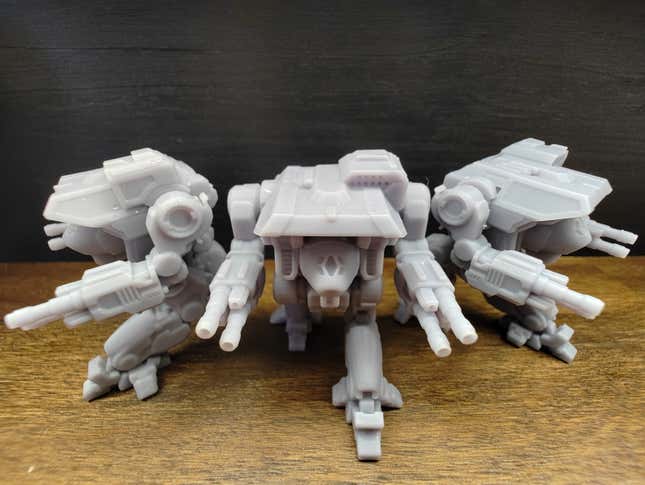 Unas figuras de Battletech impresas en resina. Apenas miden 4cm de alto.