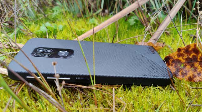 El sensor de huellas es ese botón con el logo de Motorola, justo bajo las cámaras.