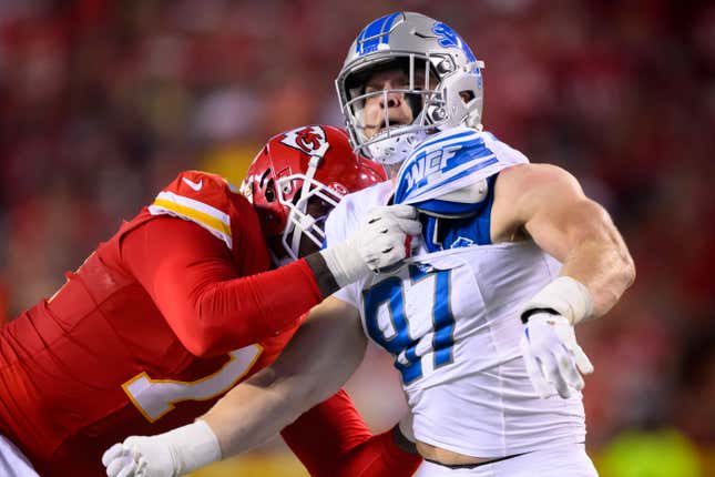 Chiefs' Jawaan Taylor lands on PFF's list of 32 best offensive tackles
