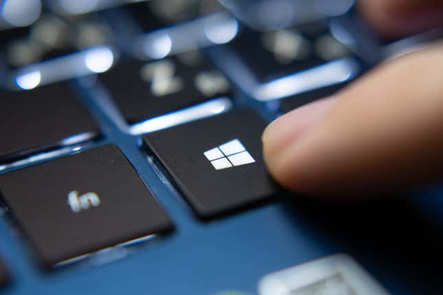 Un dedo pulsando la tecla de inicio de Windows 10
