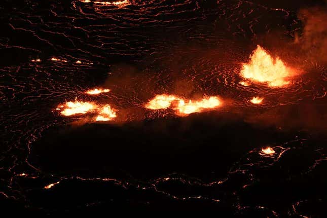 Imagen para el artículo titulado La nueva erupción del volcán Kilauea, en Hawái, está llenando el aire de pelos de cristal
