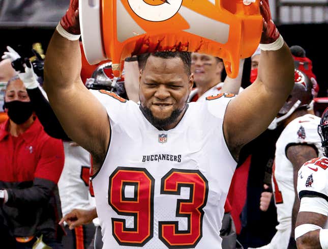 Image for article titled Ndamukong Suh Repeatedly Smashes Gatorade Cooler Over Bruce Arians’ Head