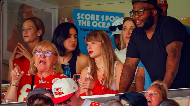 Taylor Swift takes in the Kansas City Chiefs blowout win over the Chicago Bears