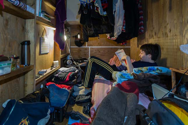 Image for article titled Photos: Tokyo travelers get comfortable in the tiniest of spaces