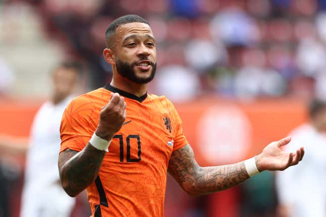 Netherlands star Memphis Depay copies NFL craze and does wide