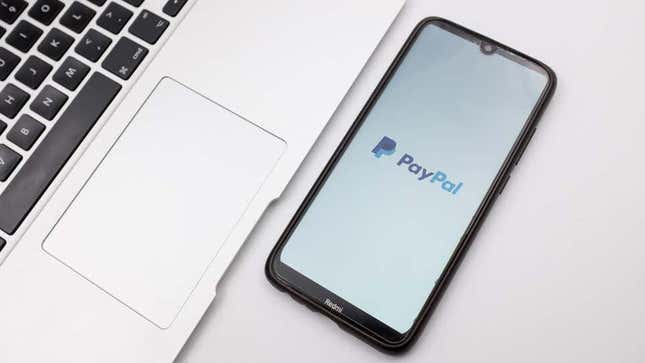 La aplicación de PayPal iniciándose en un teléfono móvil.