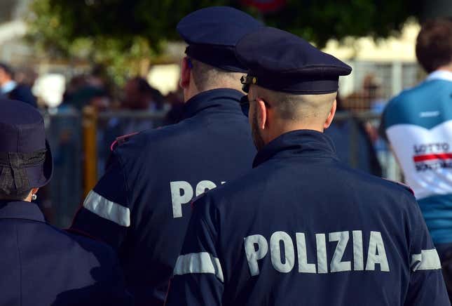 Imagen para el artículo titulado La razón por la que la mayoría de los cuerpos de policía visten de azul