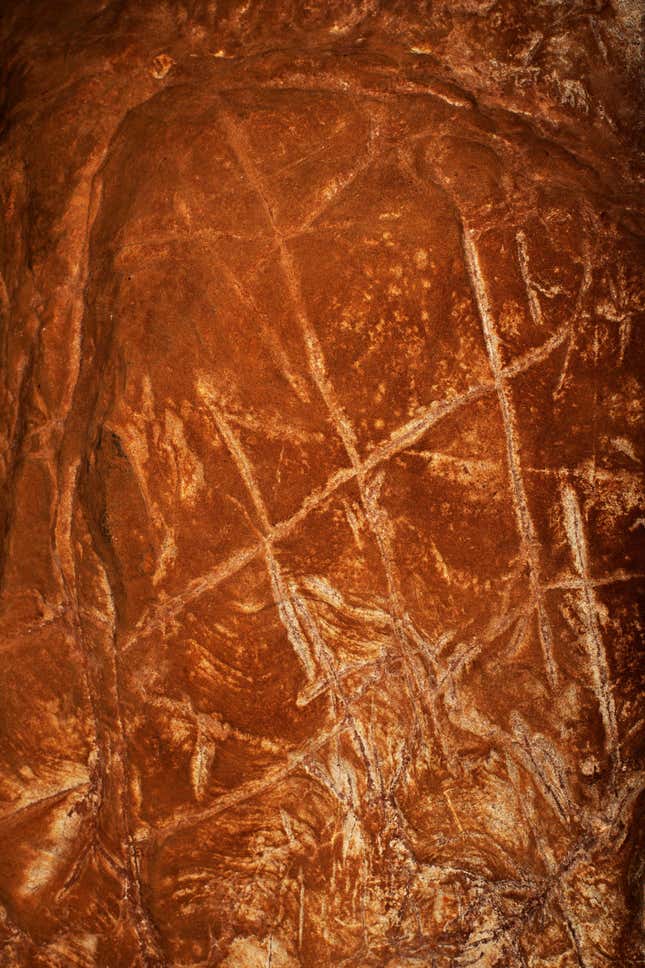 A crosshatch pattern found in the Rising Star system, polarized to make the etchings more evident. A stromatolite fossil is at bottom.