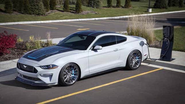 Imagen para el artículo titulado Ford ha creado un Mustang completamente eléctrico de 900 caballos, pero no podrás comprarlo
