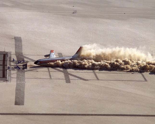 Imagen para el artículo titulado El día que la NASA estrelló un Boeing 720 en el desierto de Mojave cargado de combustible