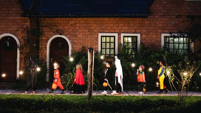 Image for article titled Rich woman wants common folk to keep their skank trick-or-treat candy out of her neighborhood