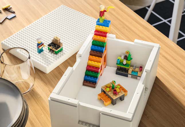 Imagen para el artículo titulado Ikea acaba de hacer las cajas ideales para guardar piezas de Lego