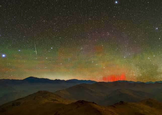 Imagen para el artículo titulado Qué son las hadas rojas, las extrañas luces que han aparecido en el cielo sobre las montañas de Chile