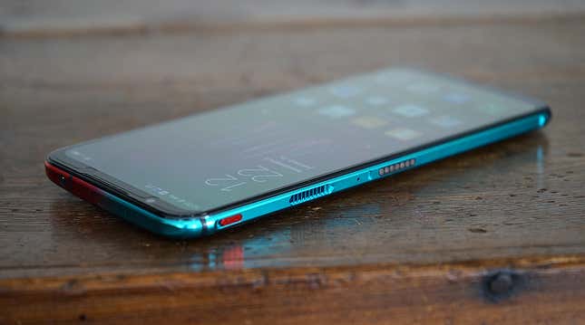 El interruptor físico para cambiar entre modo normal y modo juegos es una solución simple pero muy conveniente. Al lado del botón, una de las rejillas de aire por las que respira el teléfono.