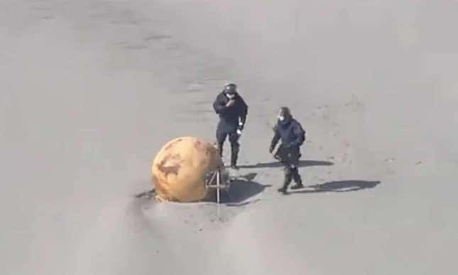Una nueva y extraña esfera aparece sobre una playa de Japón