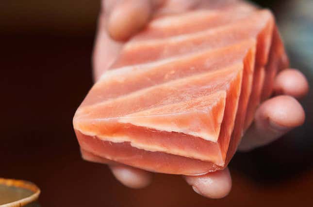 Imagen para el artículo titulado Este salmón a base de plantas se ve, sabe, se cocina y se desmenuza como si fuera real