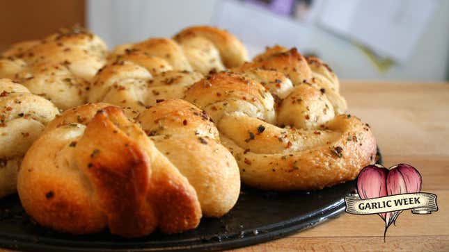 Image for article titled How to cheat your way to &quot;homemade&quot; garlic knots