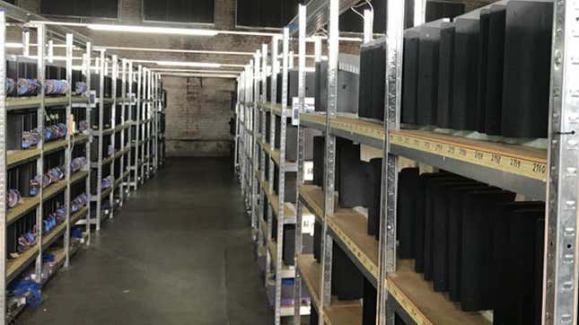 Imagen para el artículo titulado Desmantelan una granja de minería de criptomonedas que funcionaba con miles de PS4