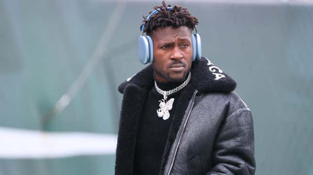 Tampa Bay kicks Antonio Brown off team after receiver walks out mid-game